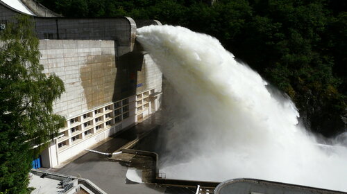 Essai des évacuateurs de crues du barrage de Bort